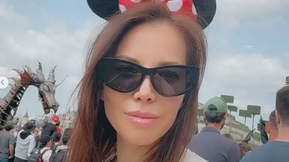 Емилия в тон с Дисниленд.