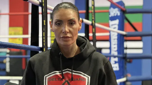 Златка Димитрова се стяга за боксова среща на унгарски турнир.