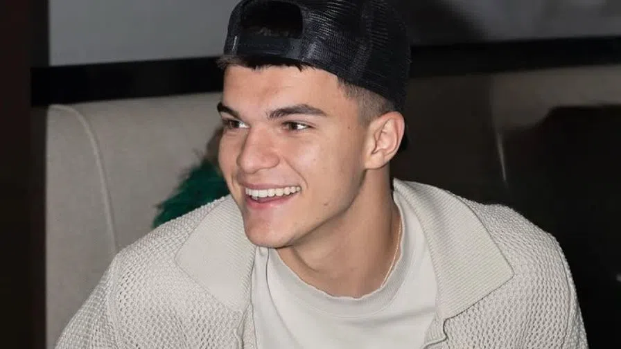 Валерко май вече си няма гадже.