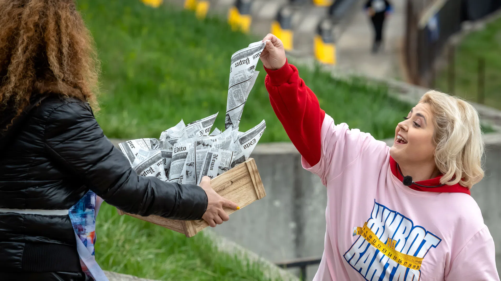 Виолета си взима семки