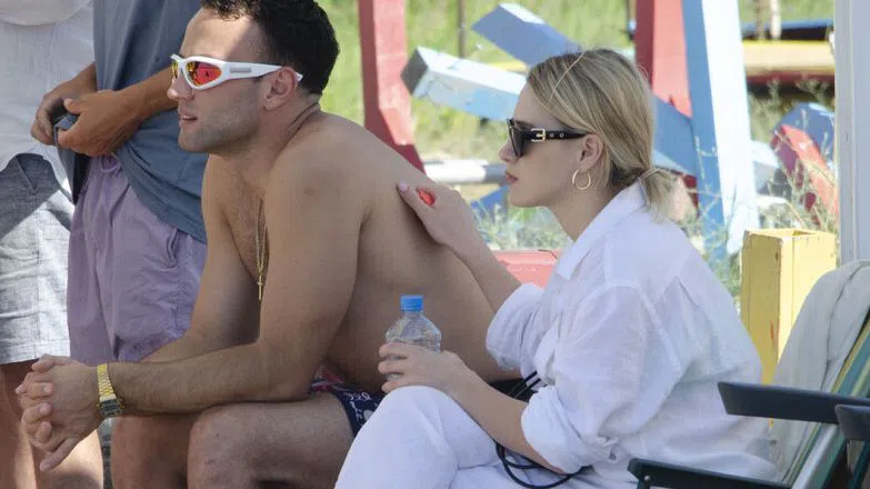 Мария Бакалова и Валери наблюдават заснемането на поредната игра.