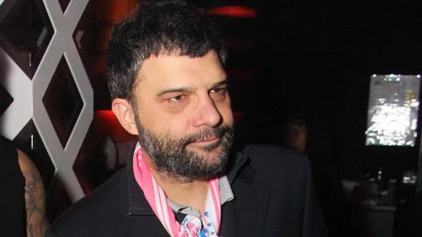 Тодор Славков лудува на плажа.