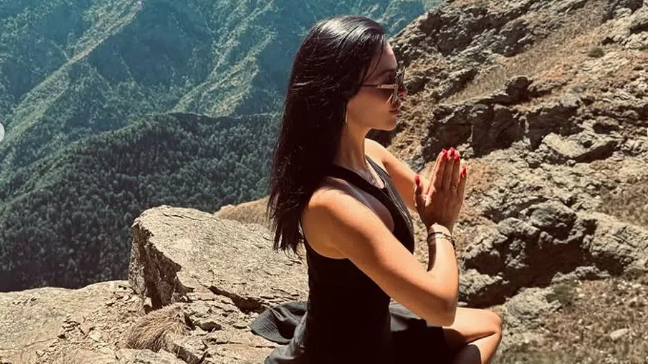 Симона се моли проблемите на майка й Глория да отшумят.