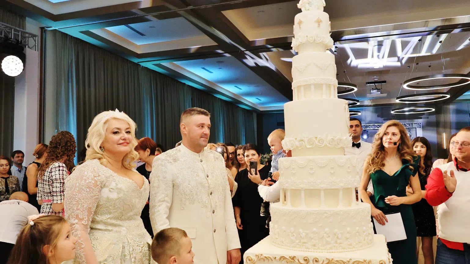 Деси Банова с младоженците Снимки: Хайлайф