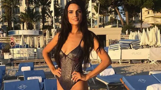 Нина Димитрова се е барнала в лицето, но истината лъсва надолу.