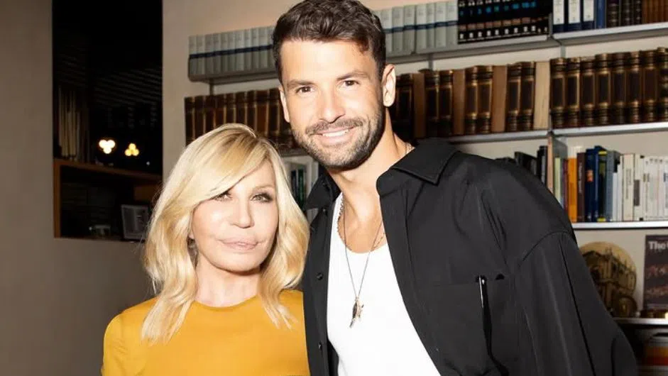 70-годишната Донатела Версаче в компанията на Григор Димитров след ревюто на Prada.