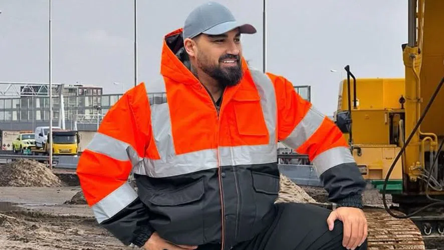 "Постоянно ми говорят на испански, защо ли", пита се Азис.