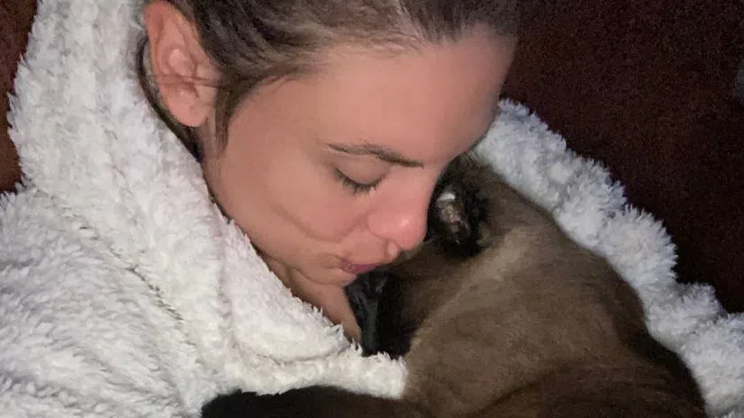 Диана Димитрова с любимата си котка.