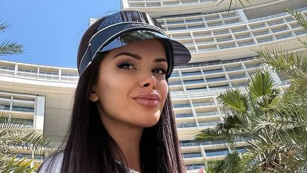 Преслава показа фенски страсти към футбола.