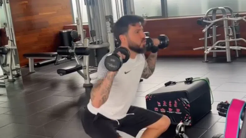 Мартин е нон-стоп във фитнес залата.