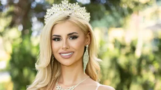 Анета Славова се рекламира като професионален модел и инфлуенсър.