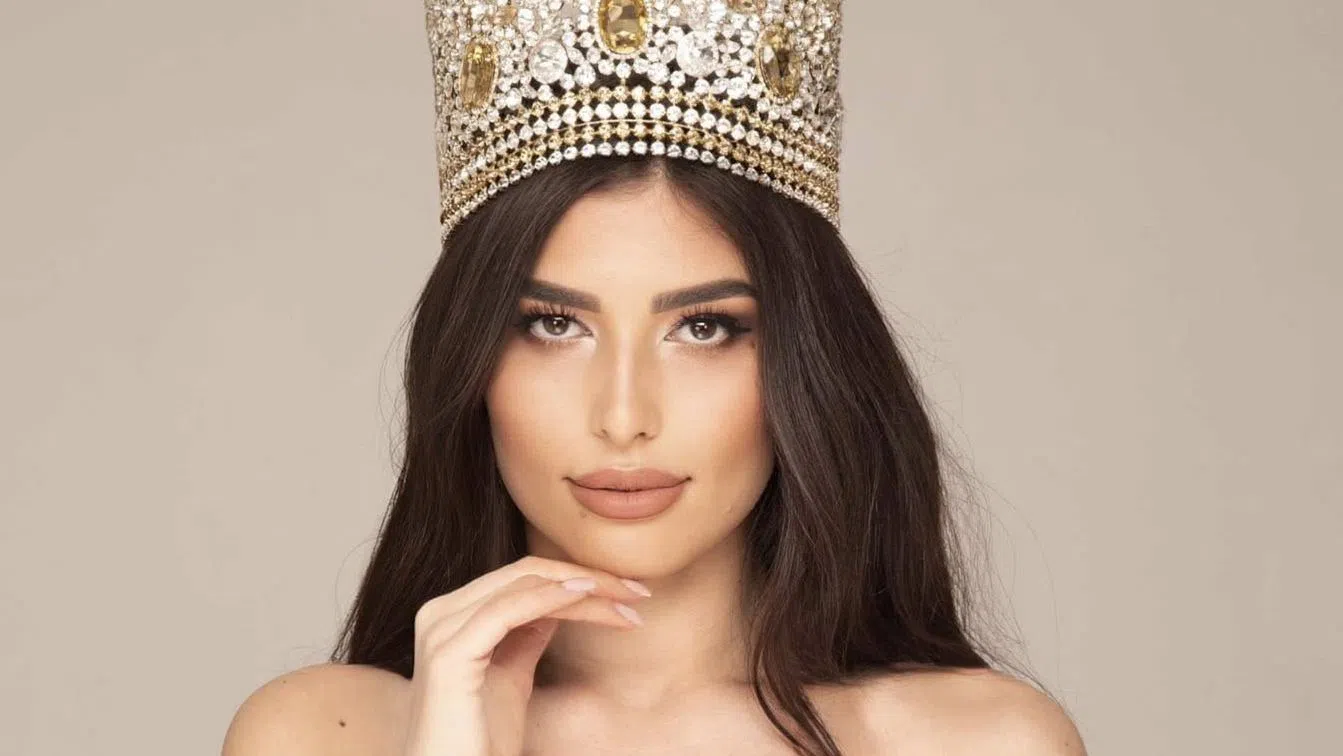 Теодора Милтенова е завършила информатика и предприемачество в престижен британски университет.