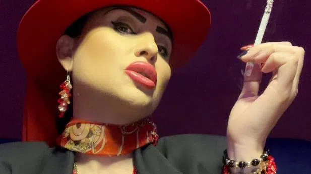 Маринова често е обградена от псевдо герои.