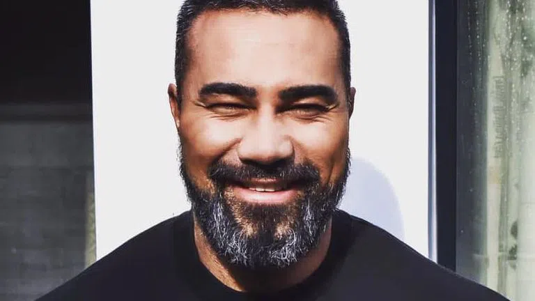 Ники Китаеца работи като фитнес инструктор.