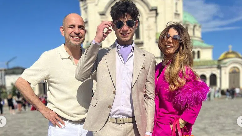 Есил и Борис изпратиха сина си Хари абитуриент.