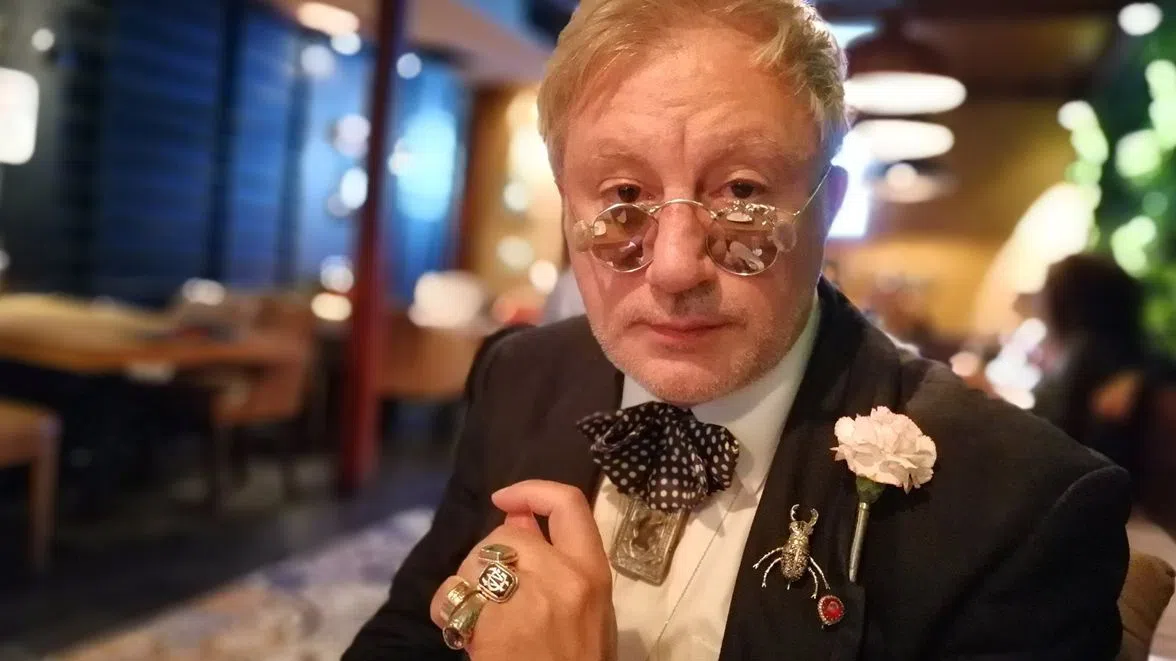 Денди почина на 27 март.