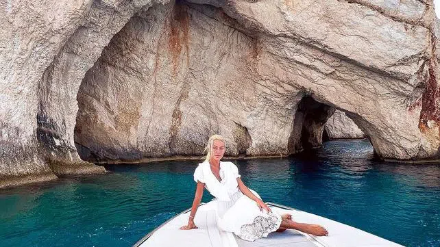 Светлана Гущерова се глези на яхта.