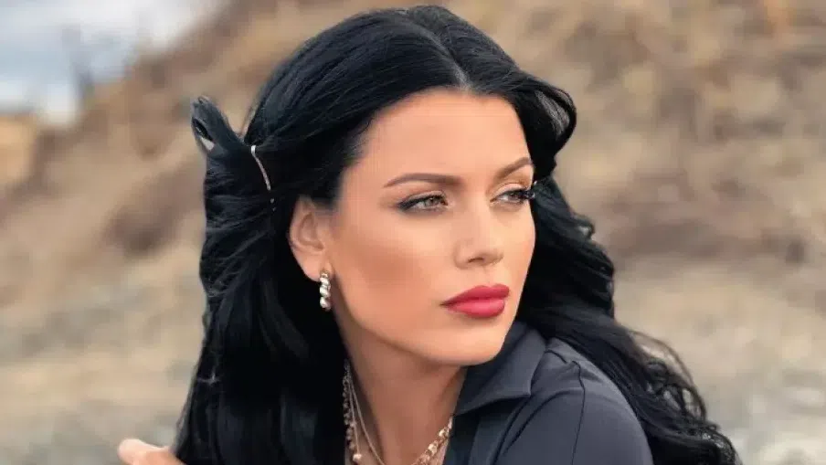 Жестът на Ралица Паскалева напомни, че в свят на скандали и бързи осъждания, подкрепата – дори и символична – може да означава много.