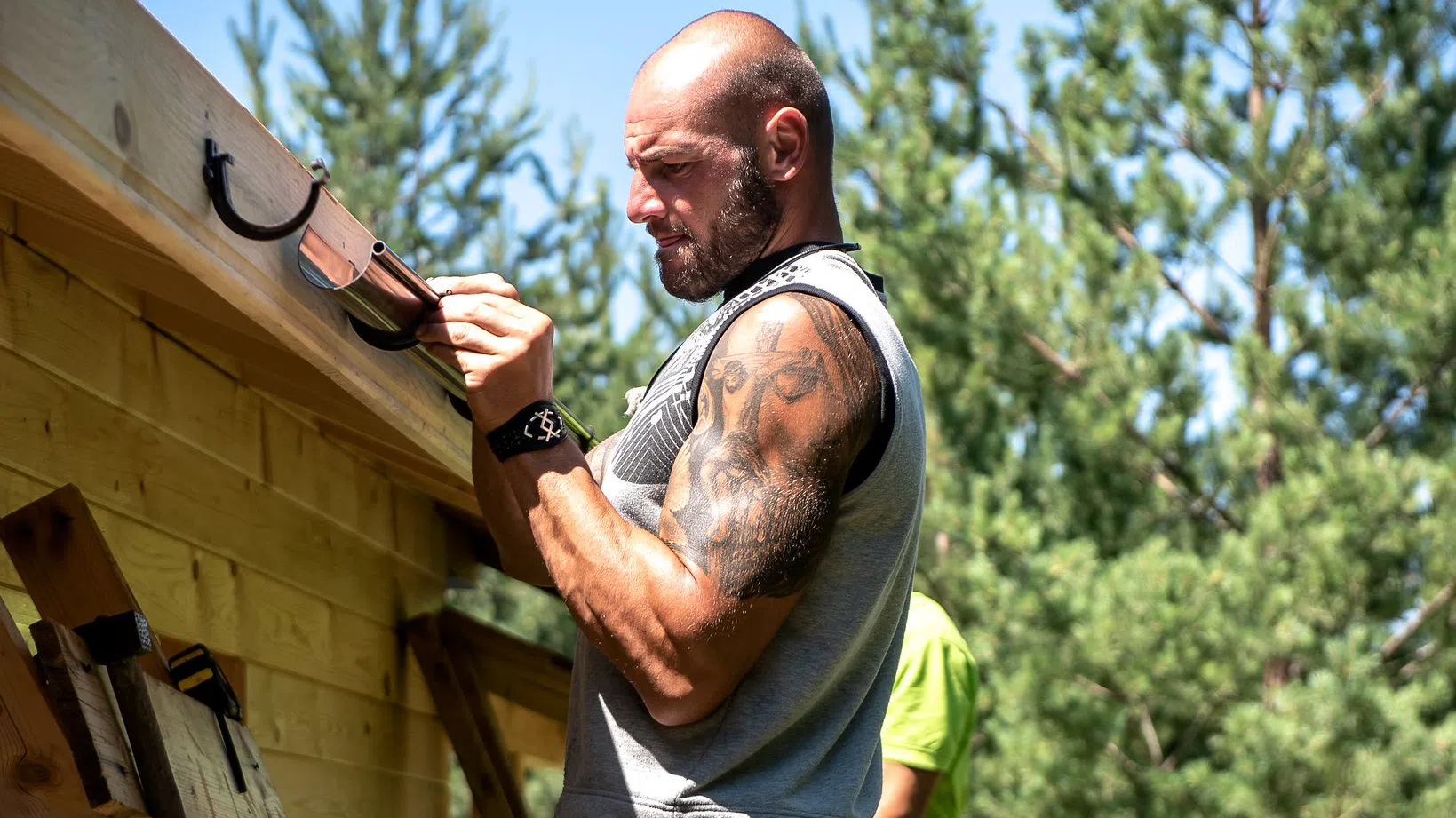 Сгафилият Радо реши, че хандбалистката Камелия е откраднала бурканчета му със сладко и безцеремонно прерови куфара й