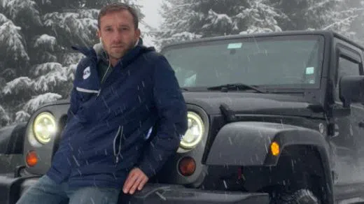 Ники Василковски обича да съобщава прогнозата от различни краища на България.