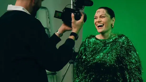 Осем години тишина, превърнати в музика - новият албум на Джеси Джей.