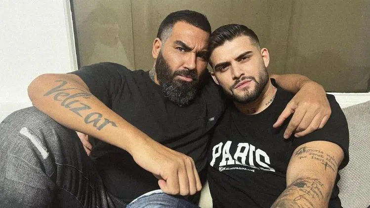 Азис и Антонио демонстрират връзка от няколко месеца.