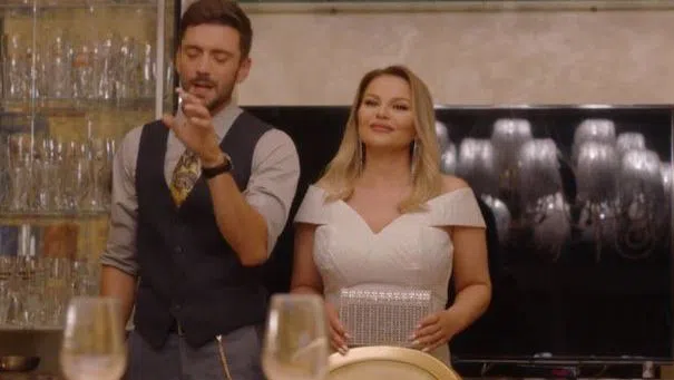 Деси Слава пробва да скрие корема си.