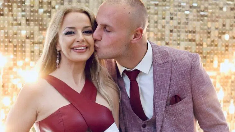 Соня Немска получи целувка от фена си.