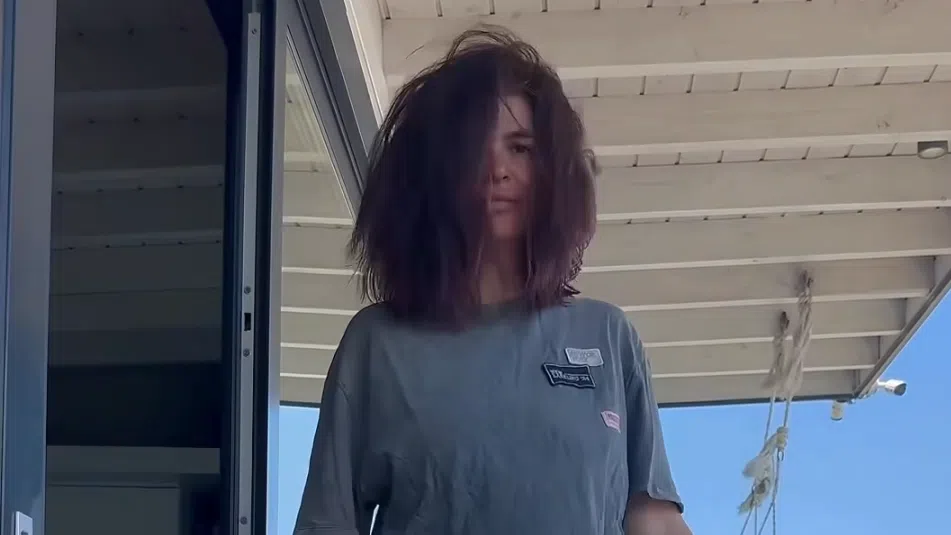 Ива Софиянска размята косата.