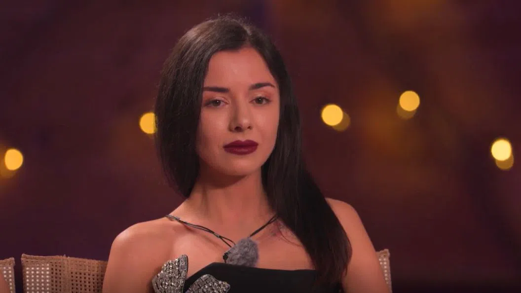 Елена отстъпи гривната си на друга участничка.