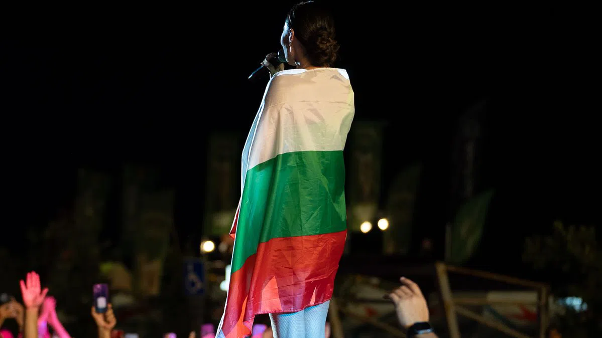 Цеца с българското знаме, но на концерт у нас.