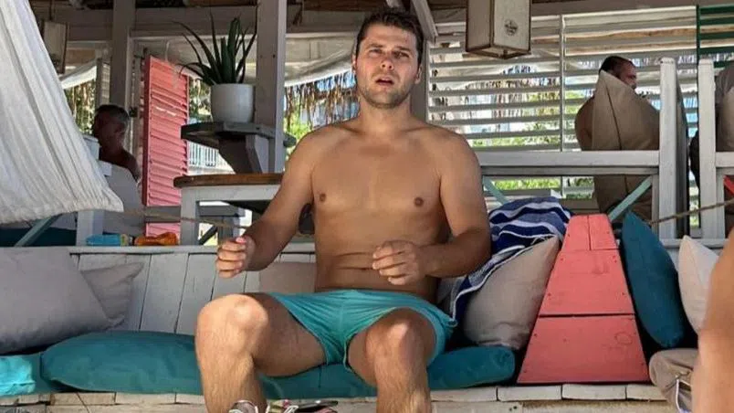 Александър Младенов избра родното море. Снимка: novini.bg