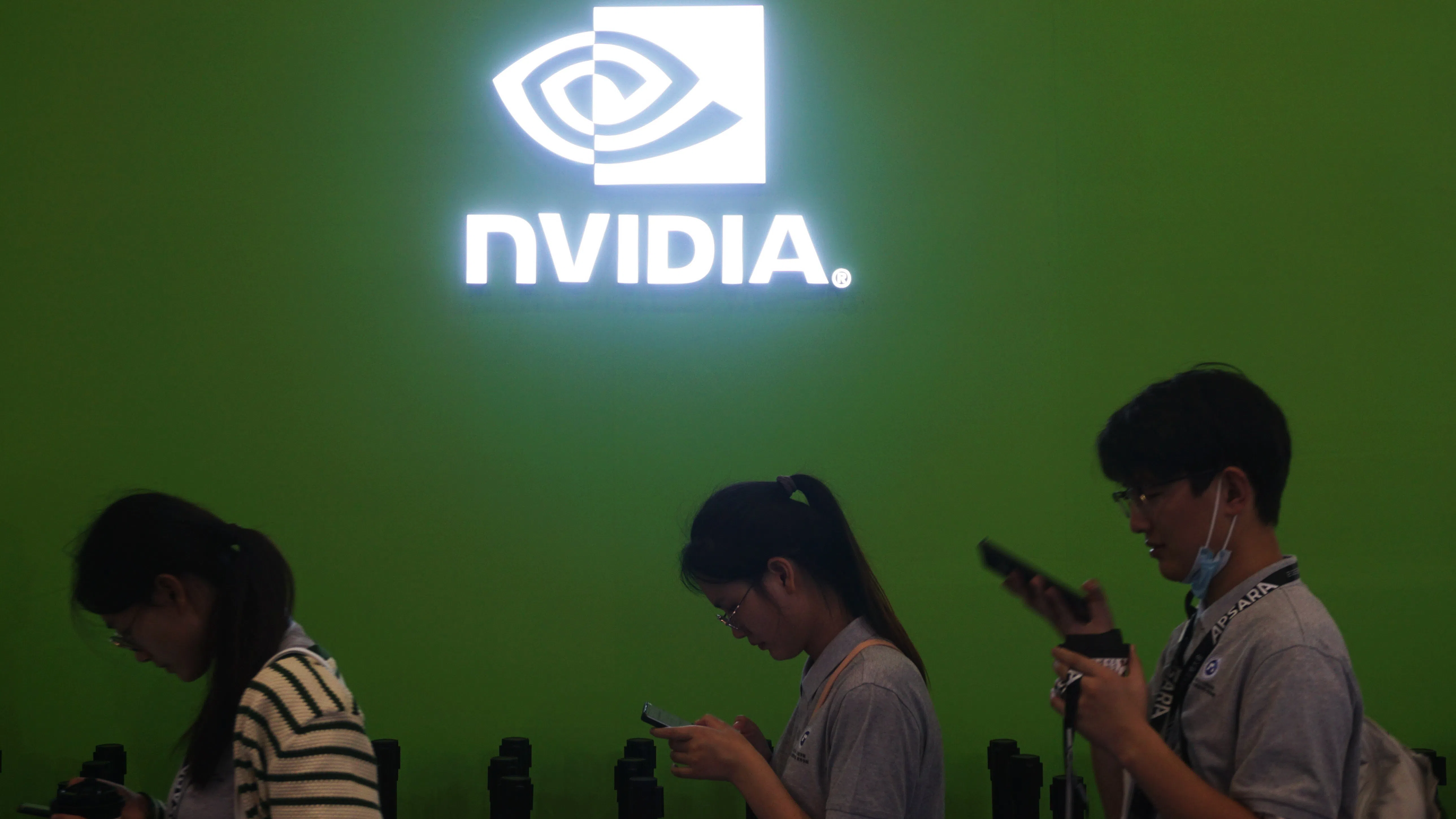 Производителите на чипове тласнаха Уолстрийт нагоре, Nvidia надхвърли оценка от $2 трлн.