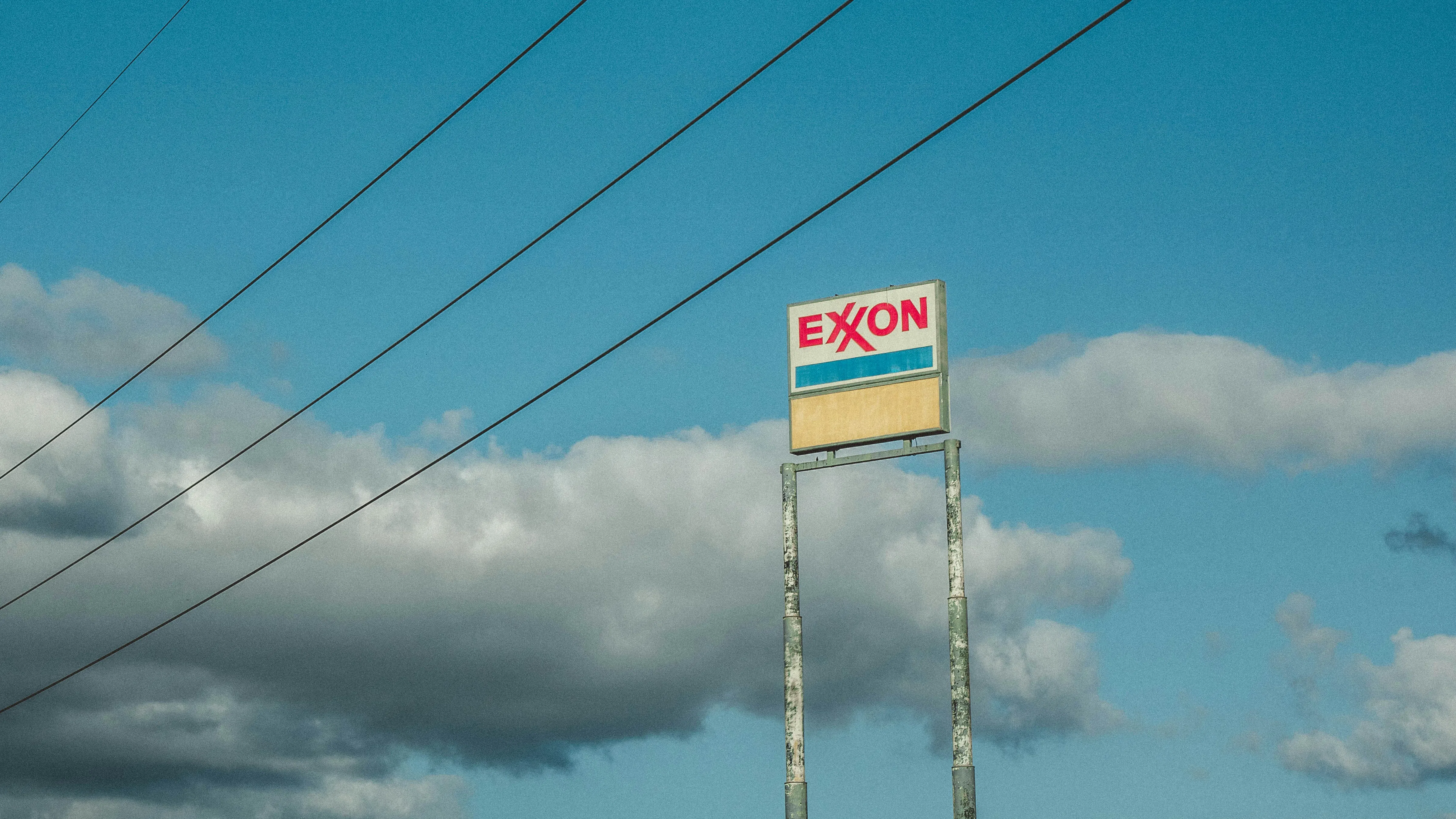 Приходите на Exxon скачат, докато Chevron отстъпва