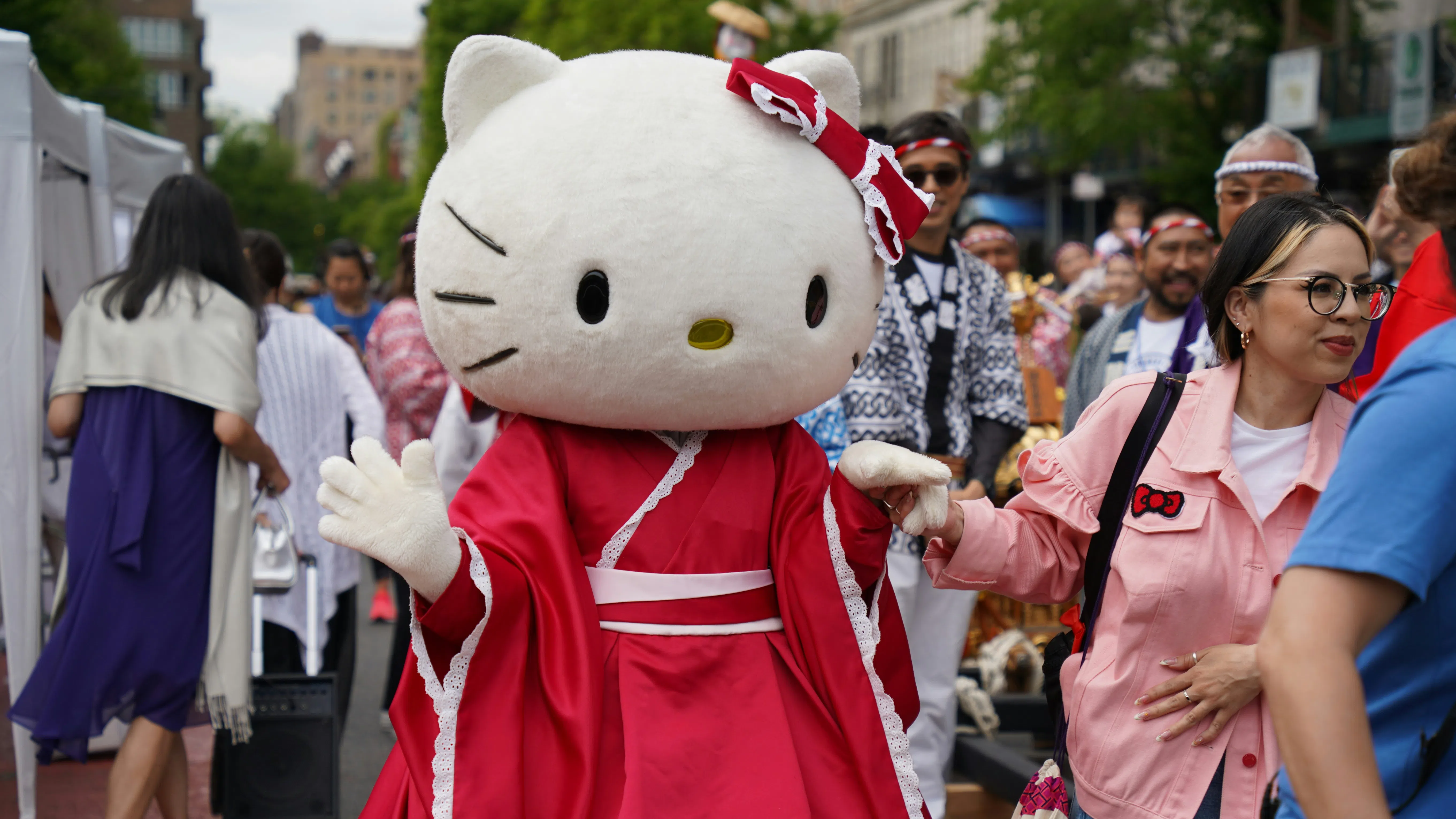 Hello Kitty на 50: Котешкото лице, което не спира да генерира милиарди