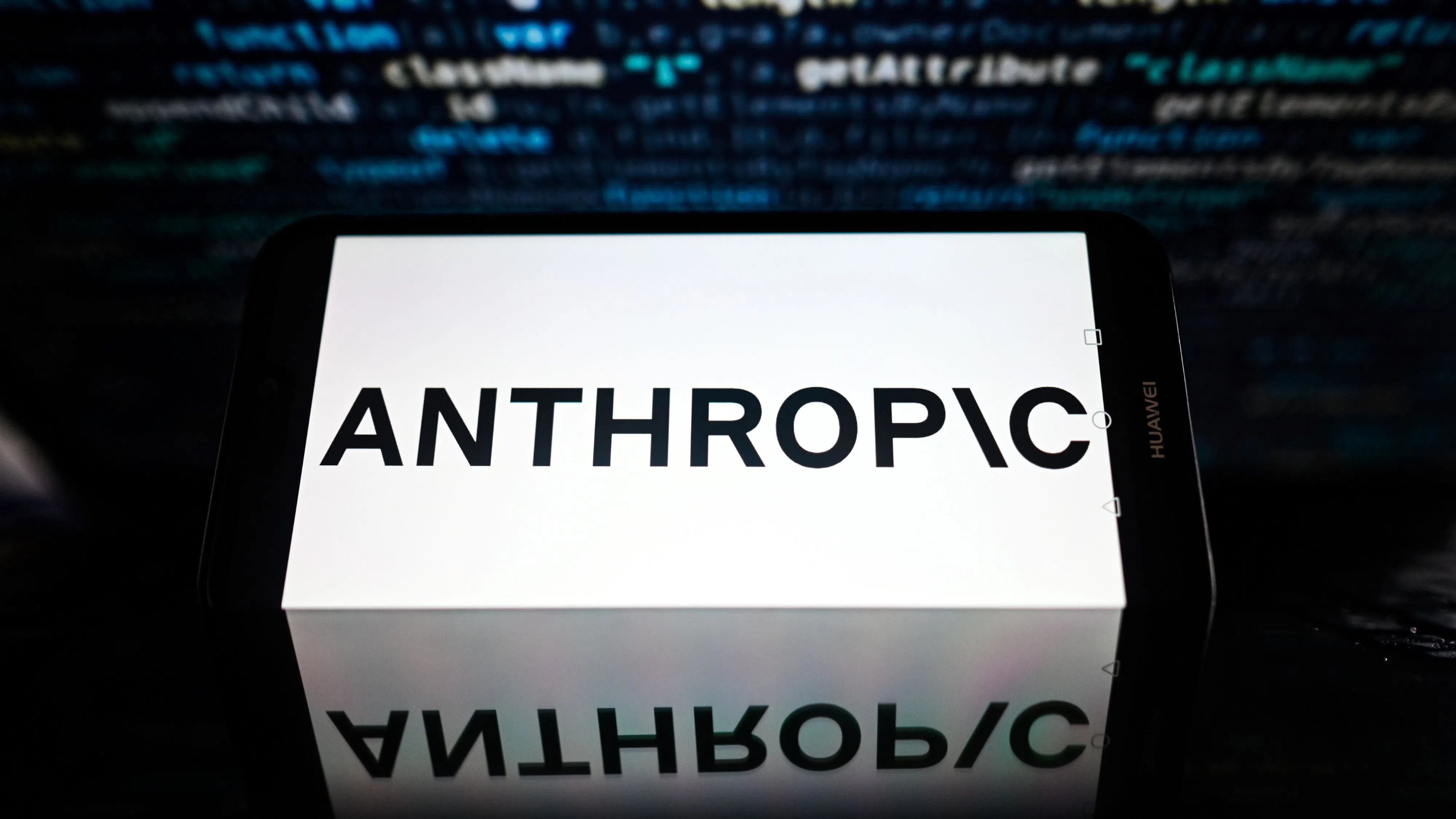 Anthropic, подкрепена от Amazon и Google, представи най-мощния си чатбот досега