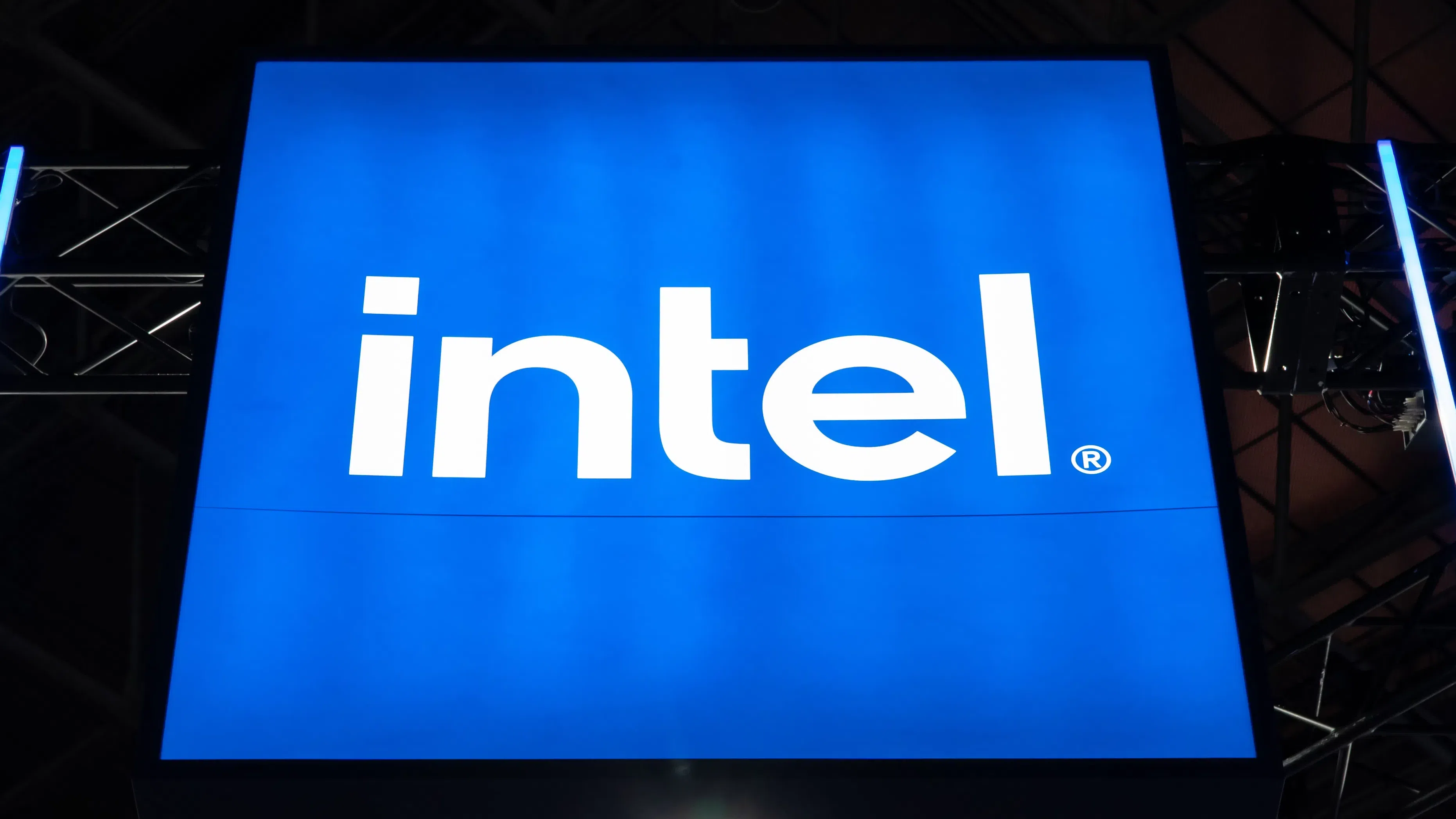 Intel представи най-новия си AI чип, конкуренцията с Nvidia се сгорещява