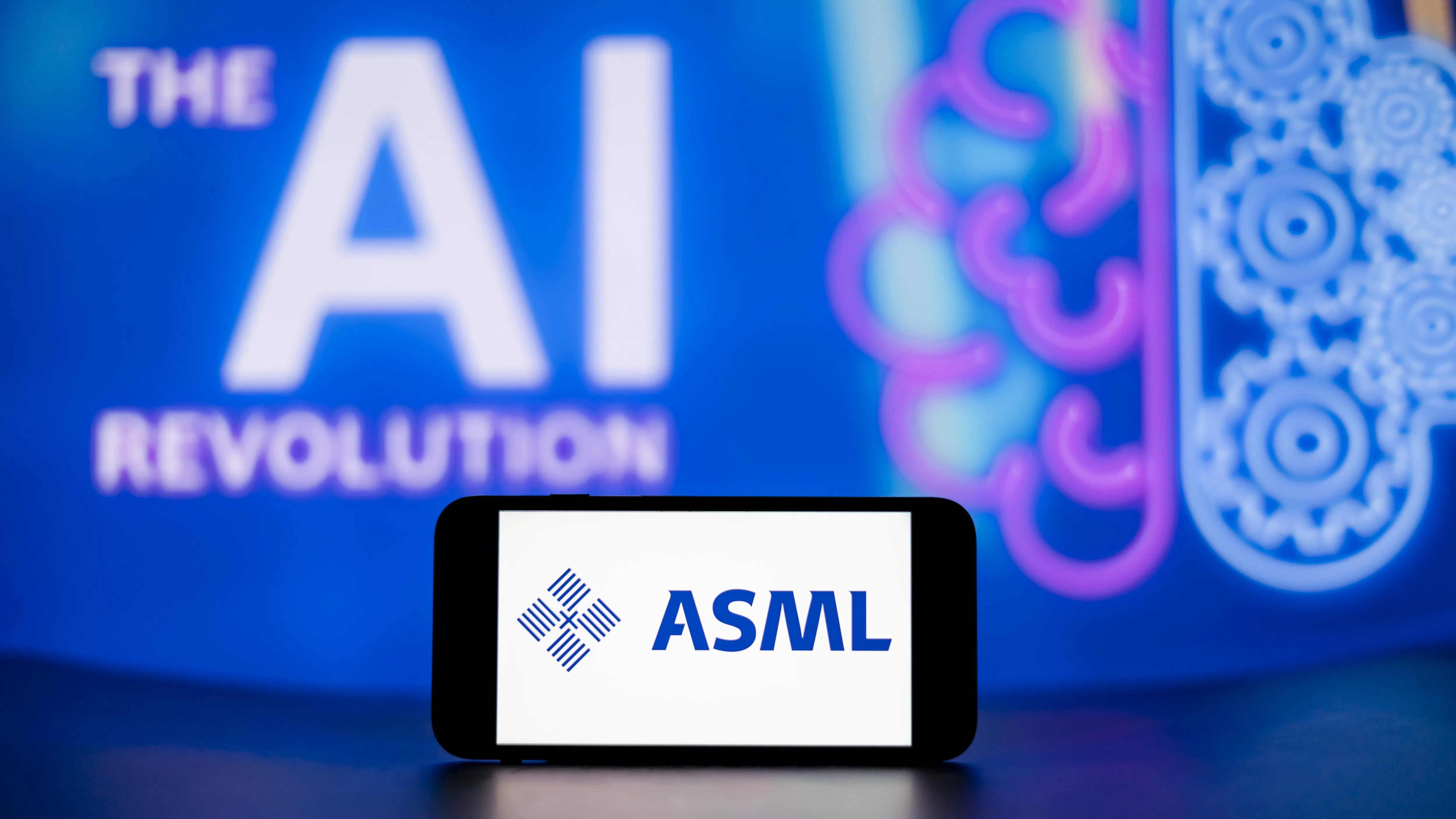 ASML прогнозира дългосрочен растеж на фона на продължаващата AI мания