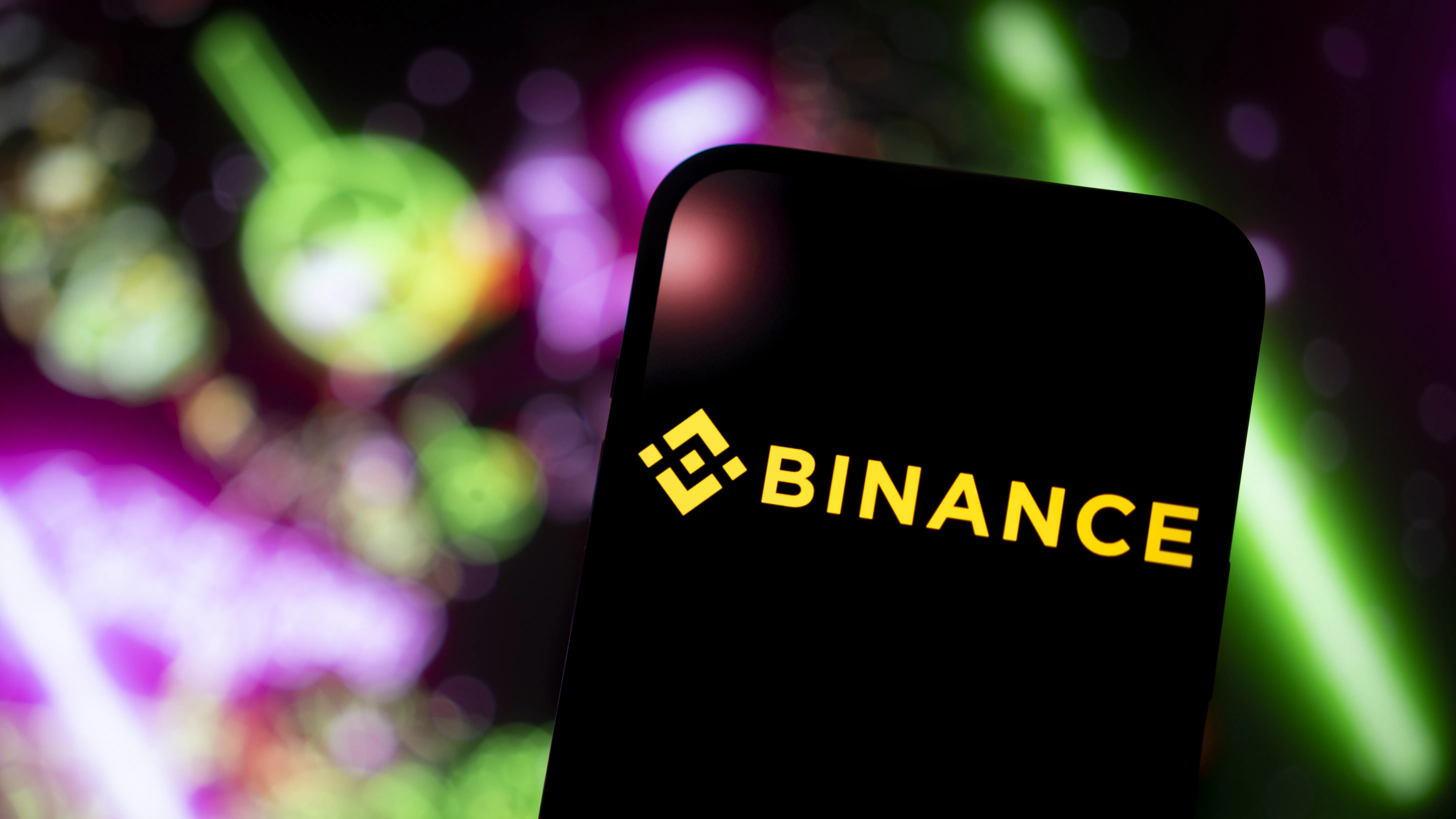 Един от задържаните в Нигерия ръководители на Binance е избягал