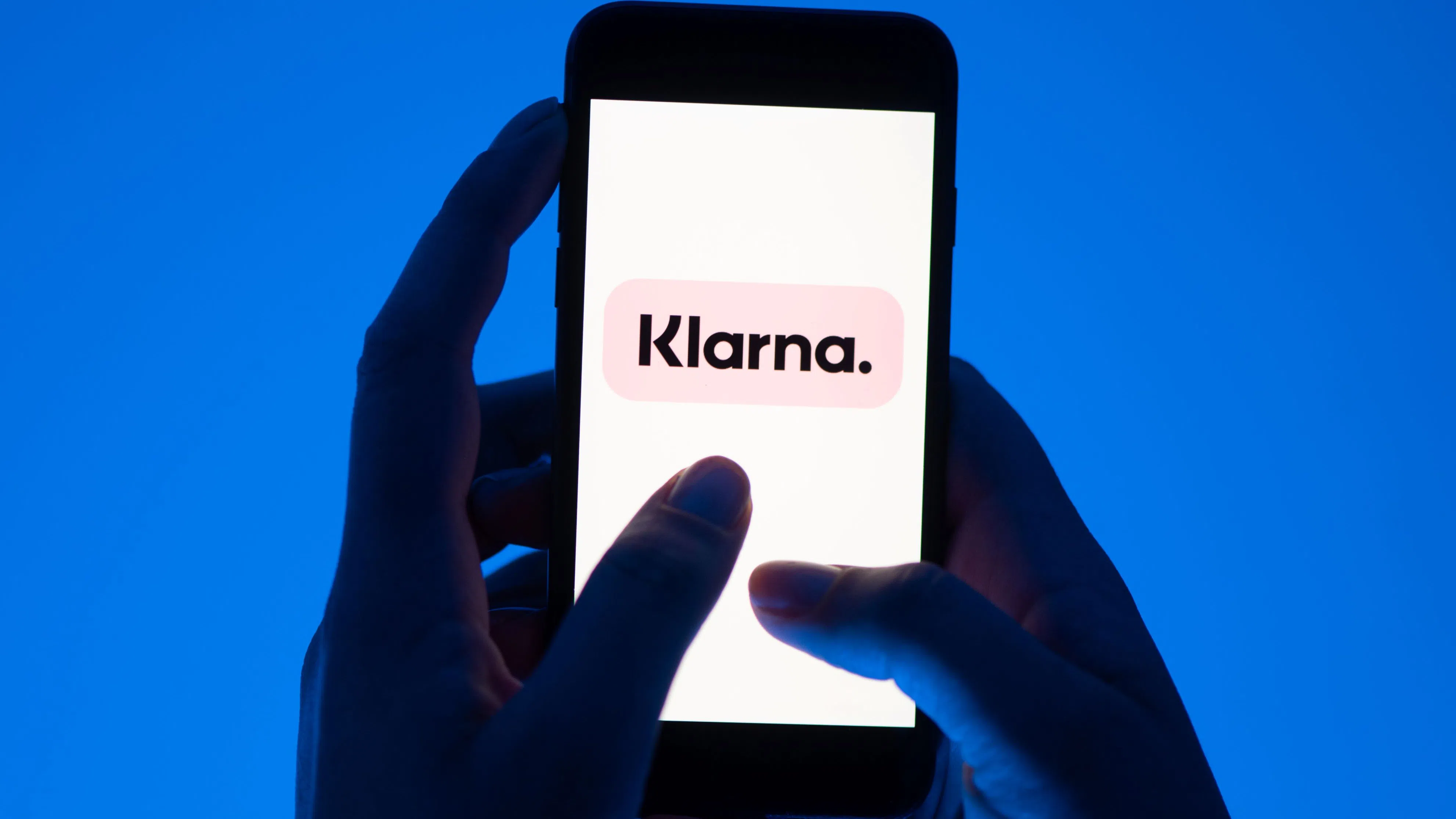 След като съкрати 700 души Klarna казва, че AI асистентът ѝ работи вместо 700 души