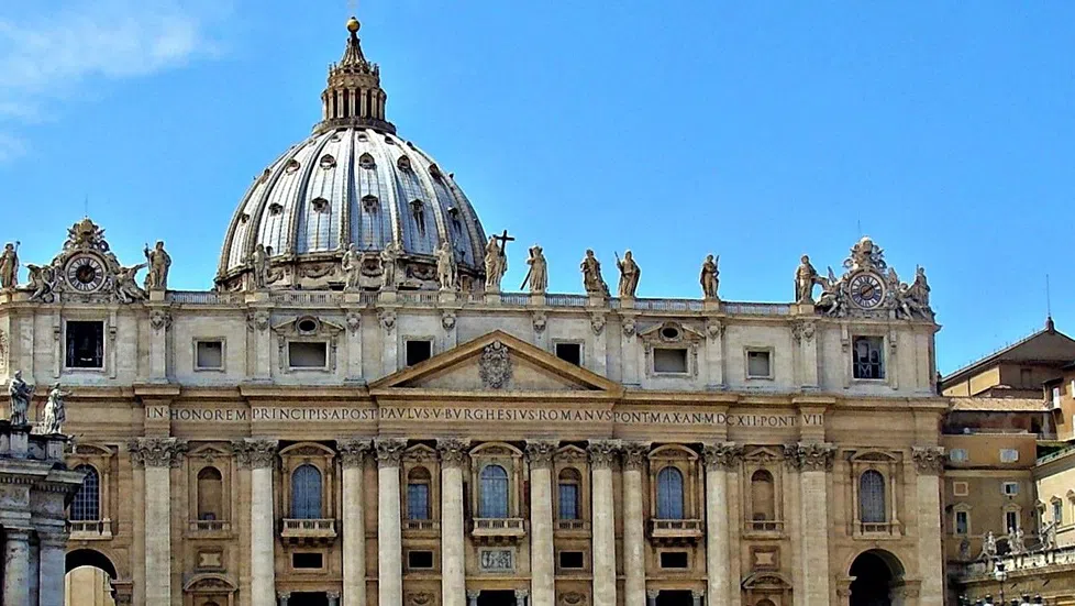 Ватиканът започна монтаж на комин върху Сикстинската капела за конклава