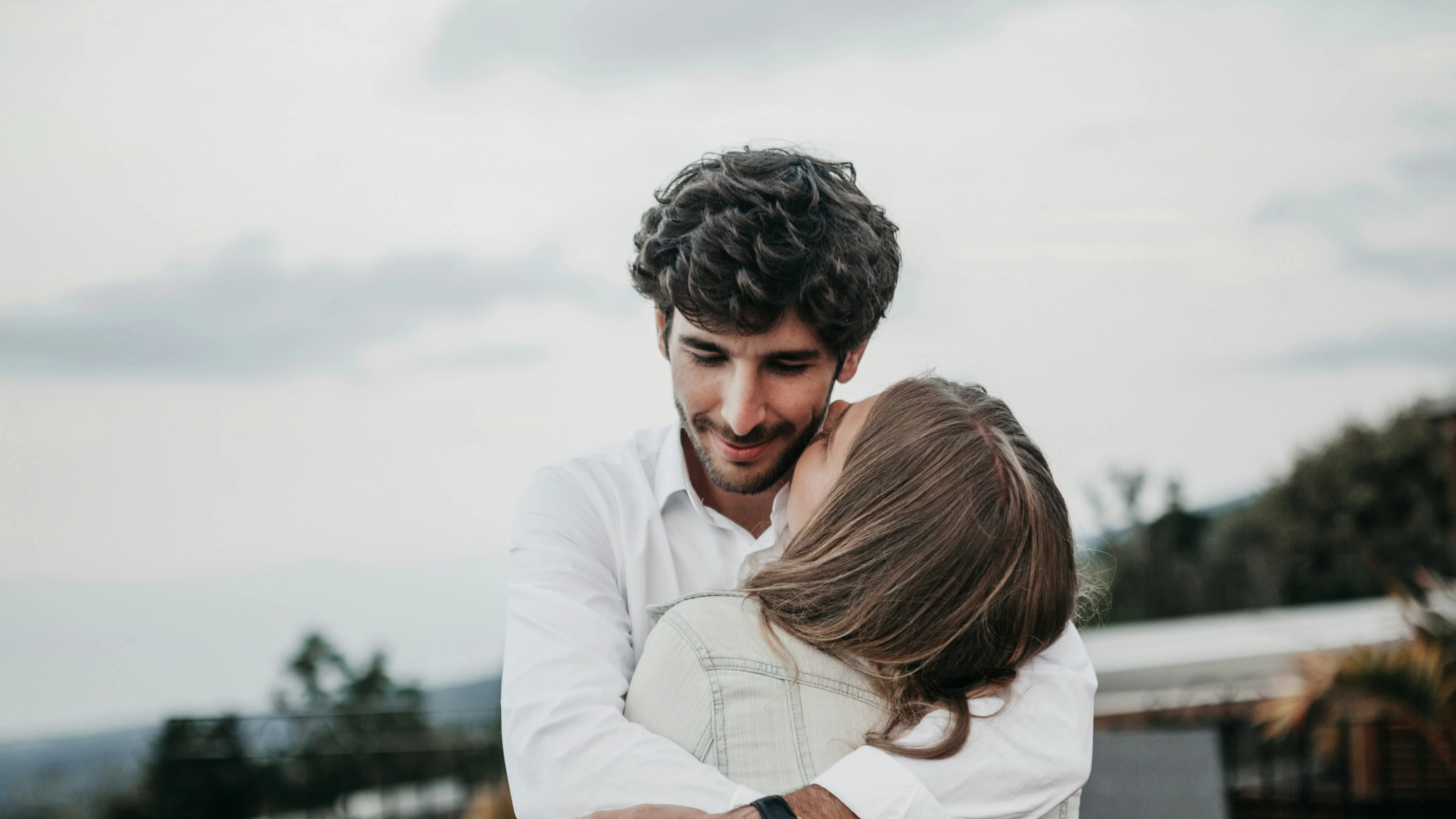 В много древни общества момичетата са били гонени от къщи