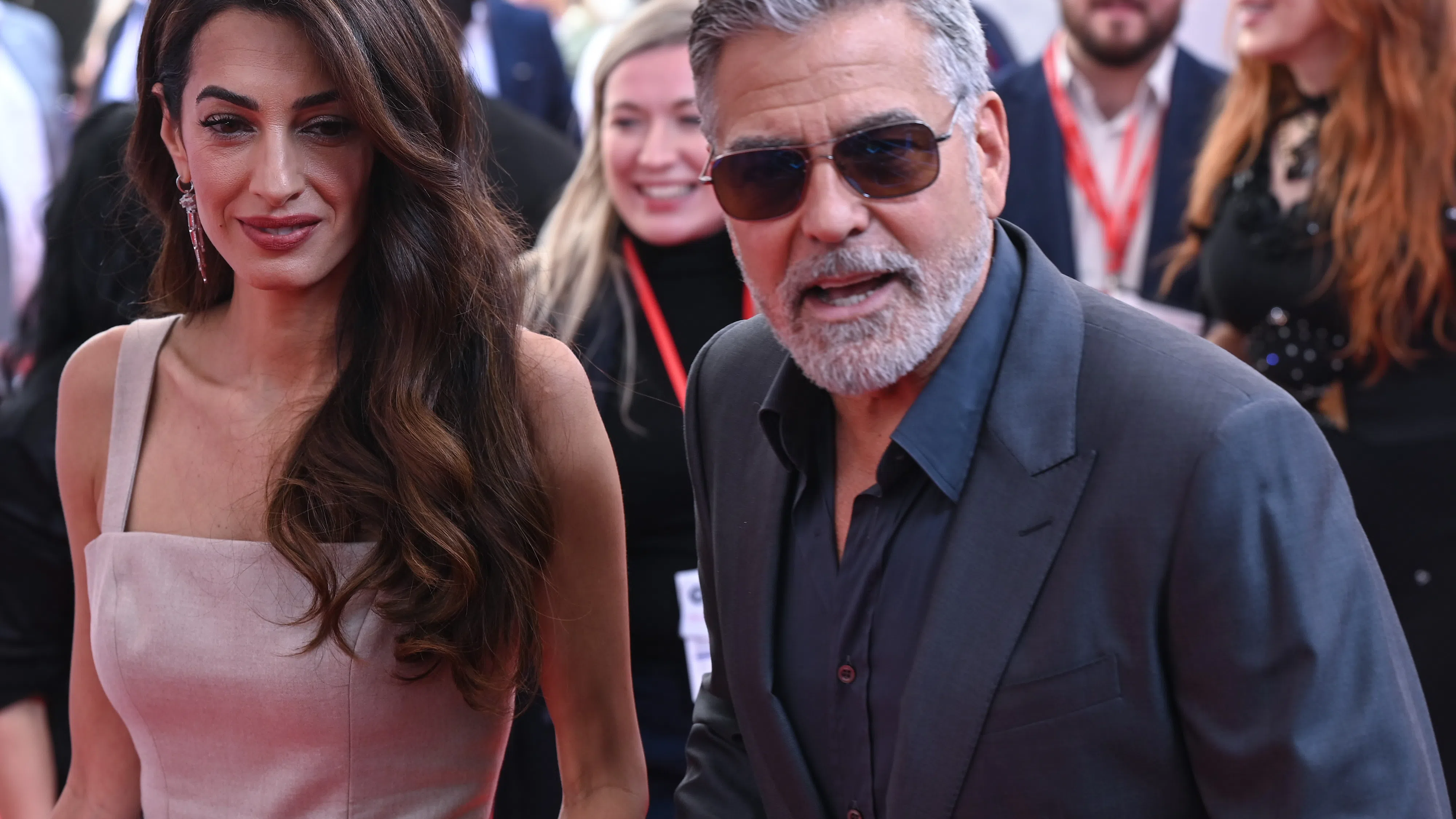 Джордж Клуни изненада последователите си с нов цвят на косата