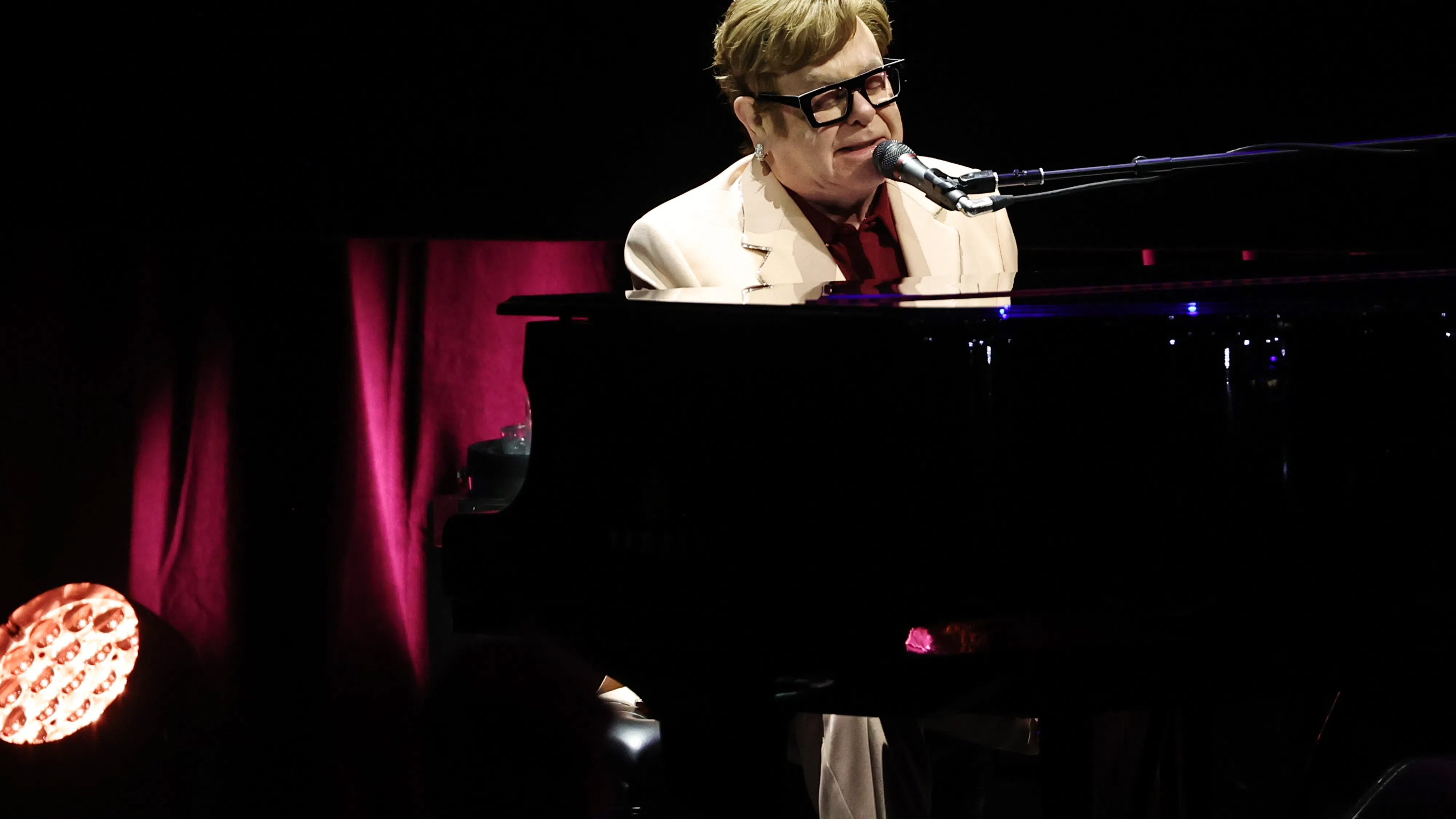 77 годишният музикален идол е бил дълбоко развълнуван от текста на Бърни