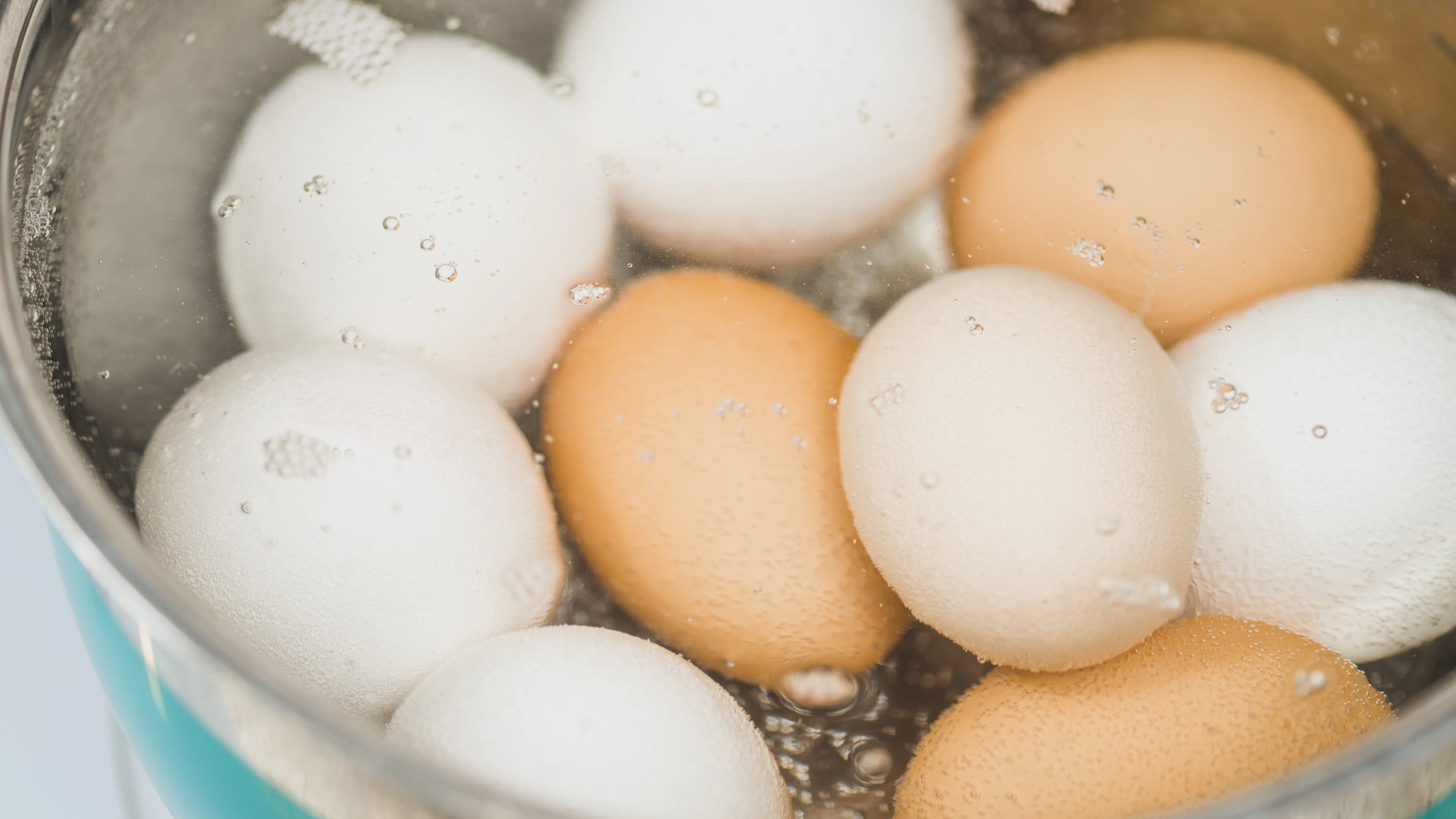 Във всеки дом боядисването на яйцата за Великден е едно