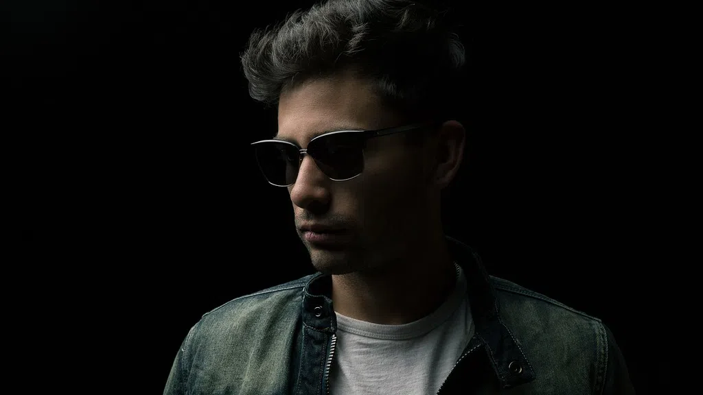 Висок тъмен и красив са популярни черти които използваме за