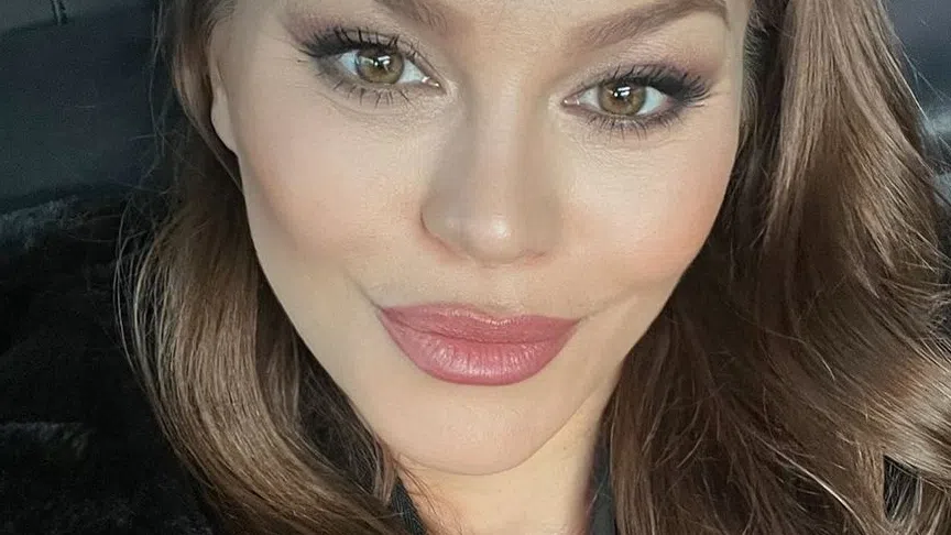 Певицата Деси Слава сподели сладки снимки със своята внучка кръстена