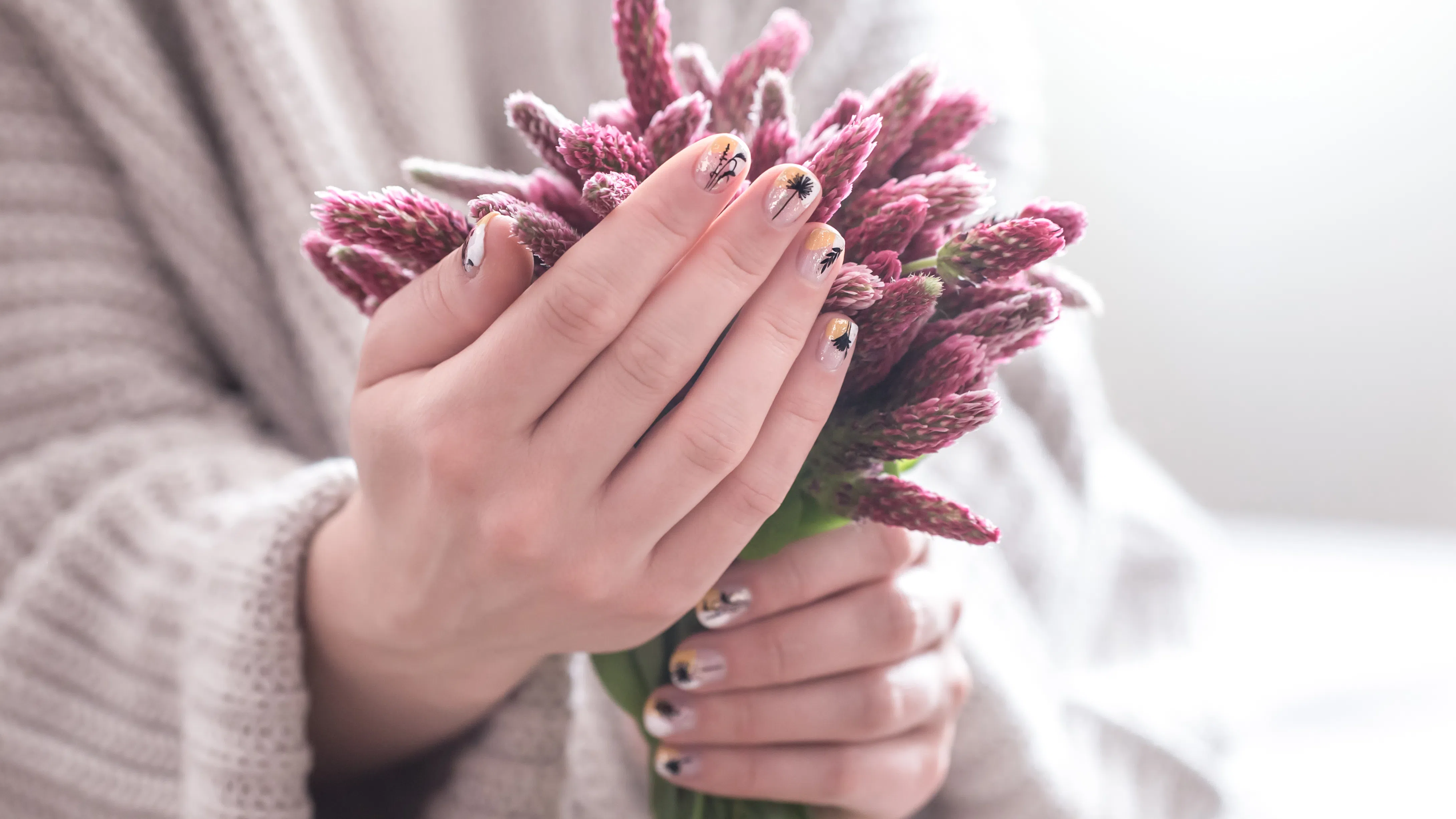 Навън вече е пролет – цветя слънце птички Настроението е