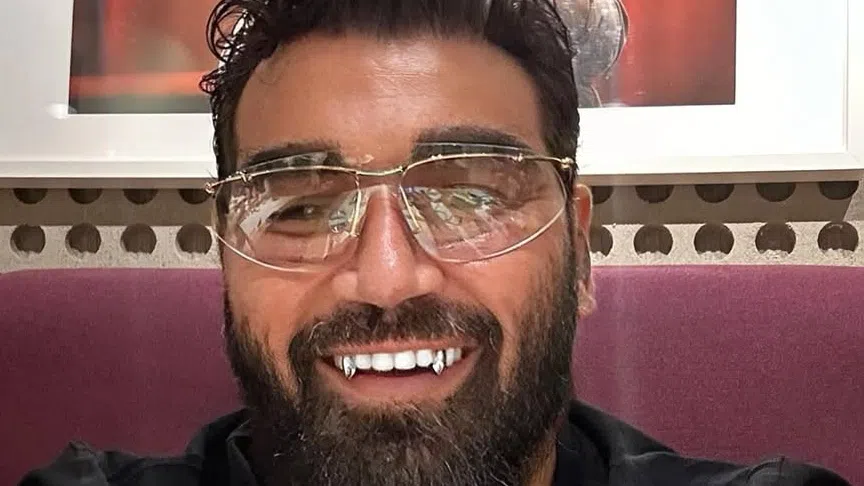 Освен с прекрасния си глас Азис е известен и с