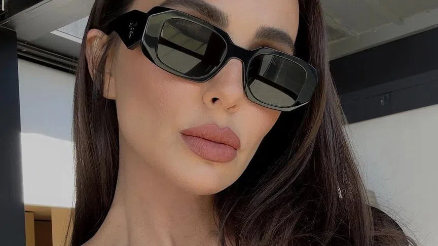 Облечена в ефирна бяла къса рокля прегърнала малката Борислава Николета